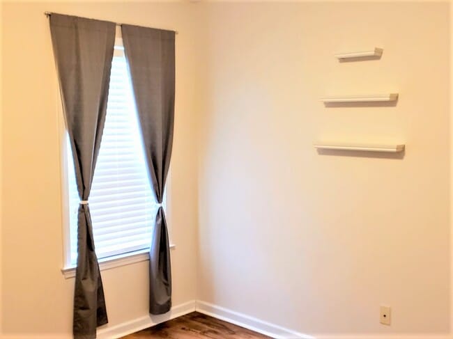 Building Photo - 324 Rose Bud Ln