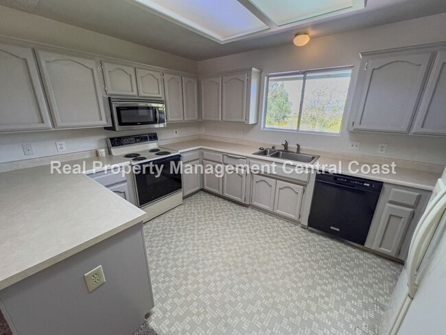 Building Photo - AVAILABLE NOW - Spacious Country Home in S...