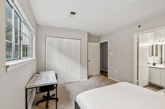 Building Photo - 2605 Kenridge Pkwy