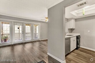Building Photo - 1 bedroom/ 1 bathroom condo in highly soug...