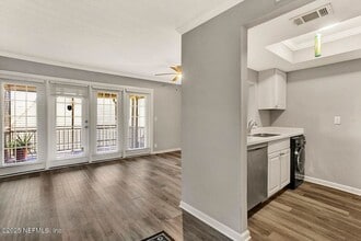 Building Photo - 1 bedroom/ 1 bathroom condo in highly soug...