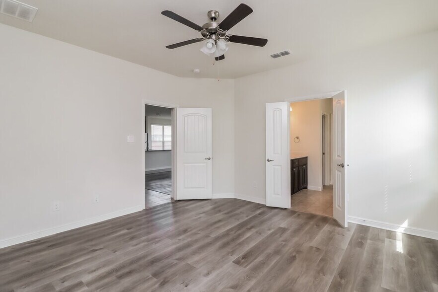 Building Photo - 1001 Doe Meadow Dr