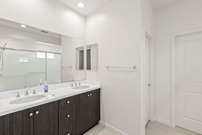 Building Photo - Love your life at Escaya in Chula Vista! 4Bed/2.5Ba attached garage home for rent