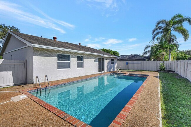 Building Photo - 9632 Saddlebrook Dr