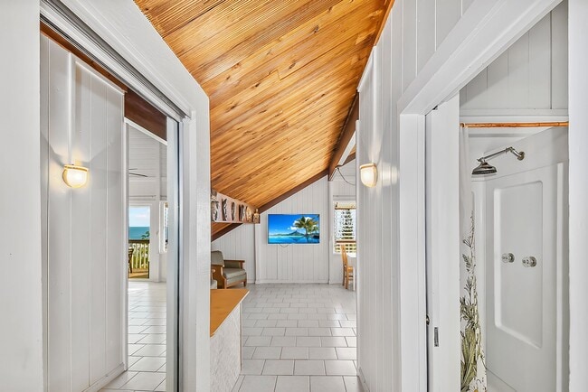 Building Photo - Kona Oasis with Stunning Ocean Views
