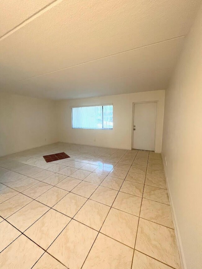 Building Photo - 600 Village Green Ct