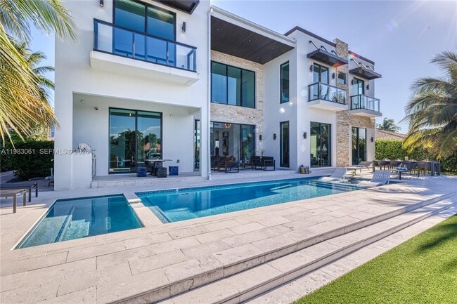 Building Photo - 2817 NE 35th St