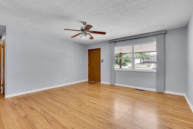 Building Photo - $1,900.00, 3-bed, 2 bath, located in Color...