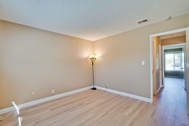 Building Photo - Remodeled 2 Bed 1 Bath Condo!