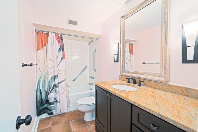 Building Photo - Stylish City Living in Historic Charleston