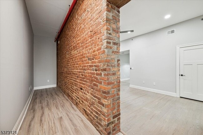 Building Photo - 28 W Main St