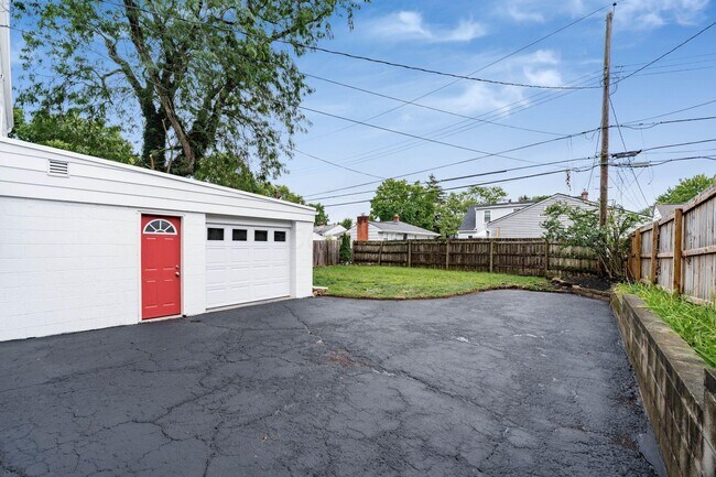 Building Photo - 884 S Chesterfield Rd
