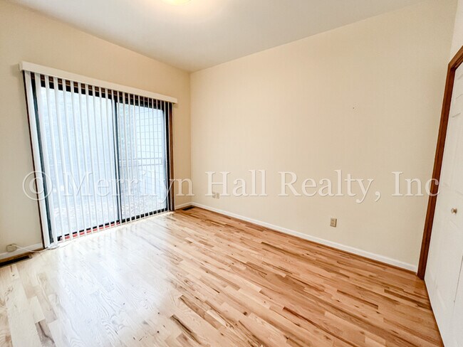 Building Photo - Charming Townhome with Garage! Close to the interstate and shopping!