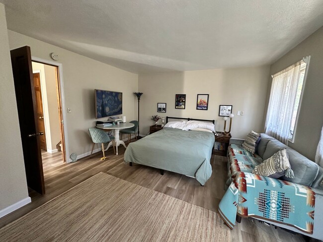 Building Photo - Exquisite 2 Bedroom 2 Bath Excellent Locat...