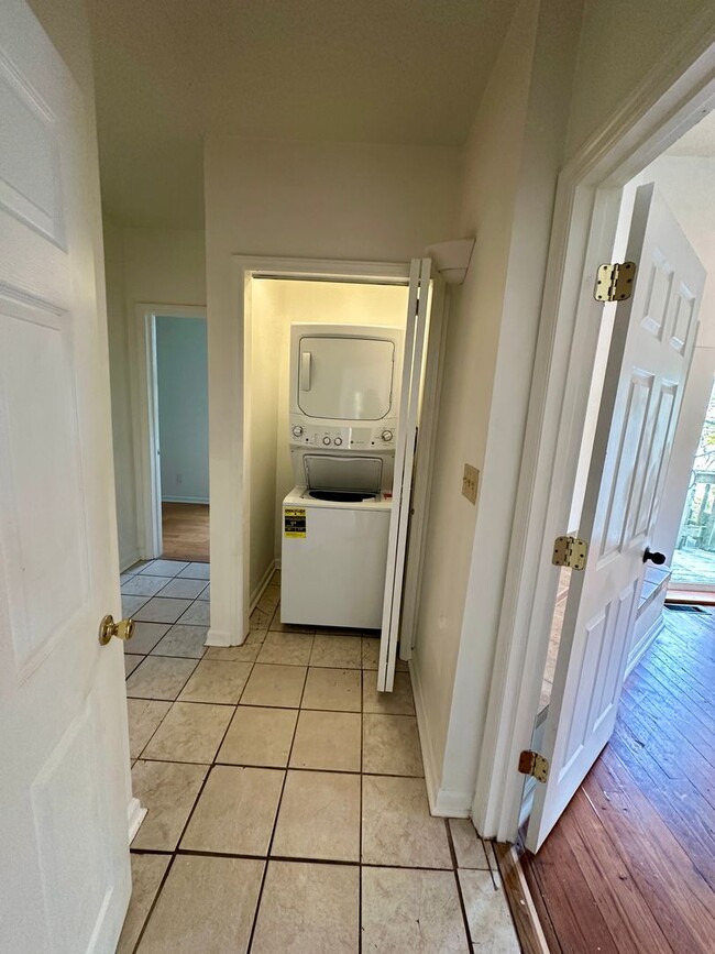 Building Photo - 3 BED | 2 BATH | GATED BACKYARD | THOMAS S...