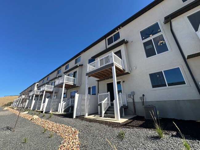 Building Photo - 5260 Acacia Dr