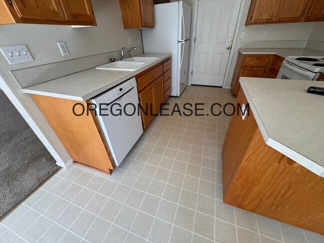 Building Photo - 3 bedroom North Eugene home with full size...