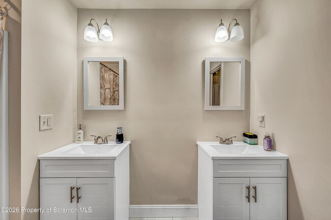 Building Photo - 12 Anna Dr