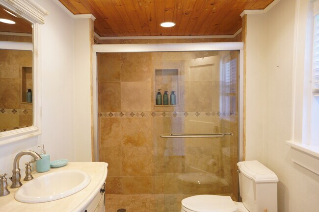 Building Photo - 1007 12th Ave N