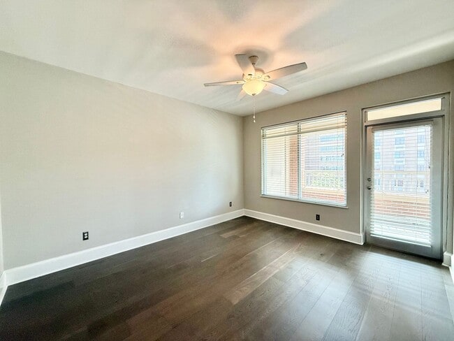 Building Photo - Stunning 1BD, 1.5BA Downtown Raleigh Condo...