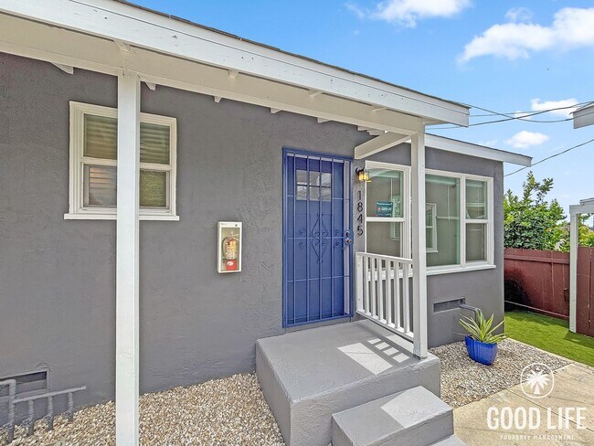 Building Photo - Charming 2BD/1BA South Park Unit with New Turf Yard & In unit laundry