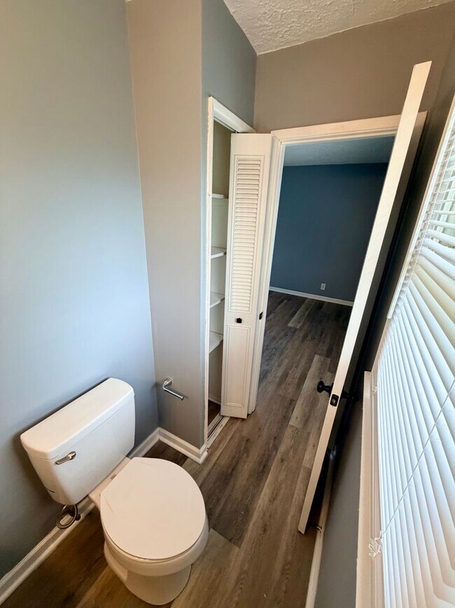 Building Photo - 1134 Oakwood Dr