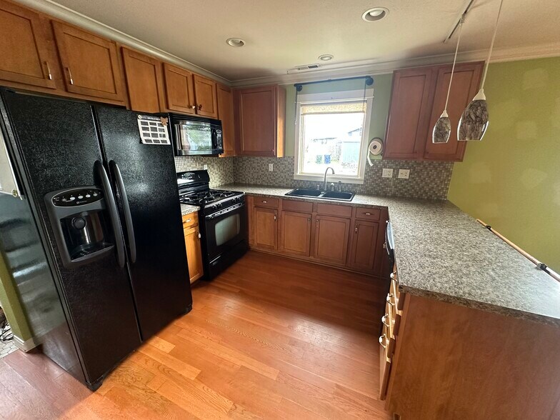 Building Photo - 701 S 59th St