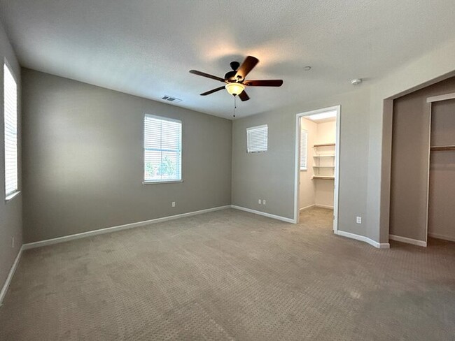 Building Photo - Beautiful 3 Bedroom 2.5 Bathroom in Gated ...