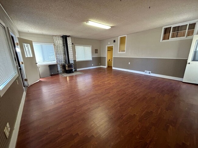 Building Photo - 3 Bedroom 1 Bath Large House with Garage & Many Amenities