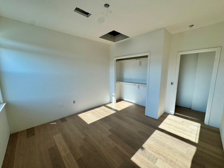 Building Photo - 1115 N Leverett Ave