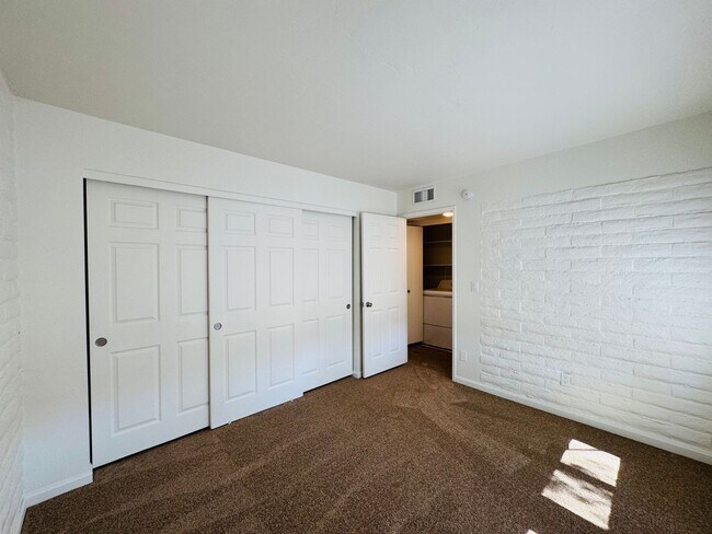 Building Photo - Beautiful Townhome in Great Eastside Location