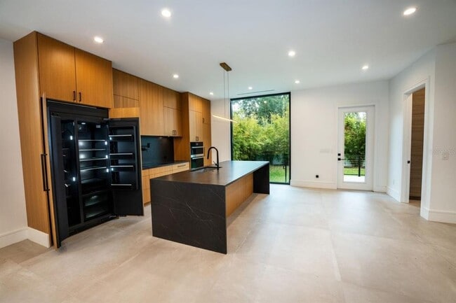 Building Photo - 3010 W Trilby Ave