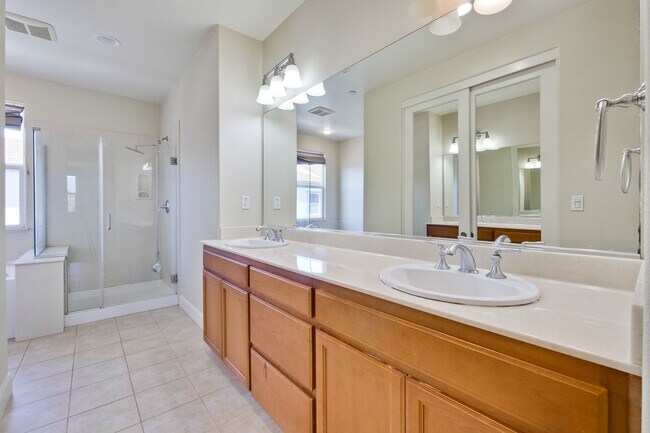 Building Photo - Excellent 4 Bed 2.5 Bath Town Home!