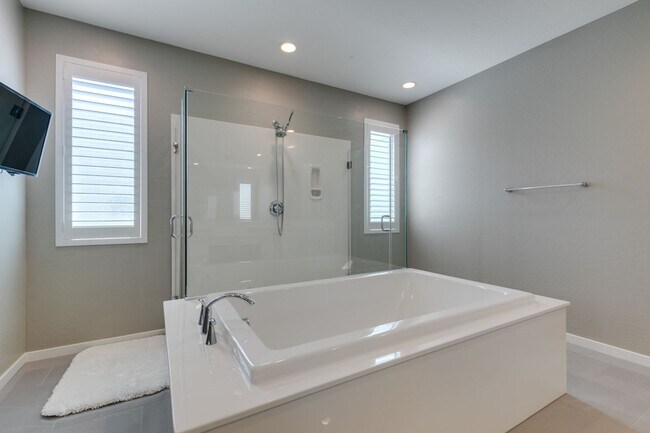 Building Photo - Luxury Rental with Mountain Views in Gated Henderson Community