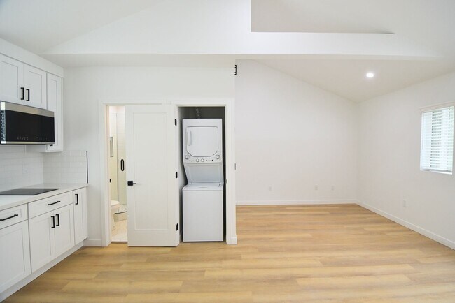 Building Photo - 10919 Camarillo St