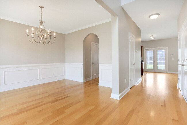 Building Photo - 4 Bed/2.5 Bath in Richmond Hill!