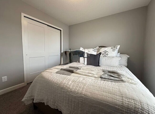 Building Photo - Gorgeous 4BR/2.5BA Rogers Home Available 8/1!