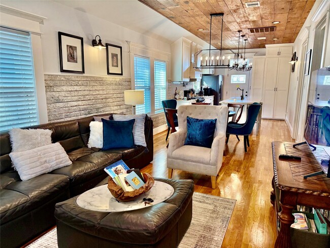 Building Photo - 1406 Edwards St