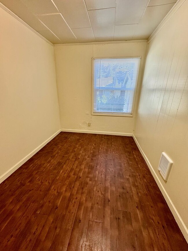 Building Photo - Pet-Friendly Duplex Unit Close To OSU