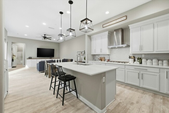 Building Photo - 155 Spectacle