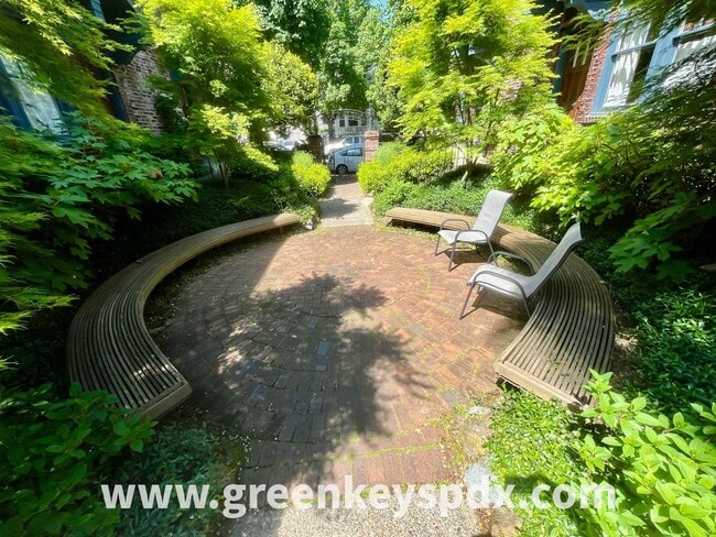 Building Photo - Historic Nob Hill Studio Condo at Patricia Court – Walk to NW 23rd