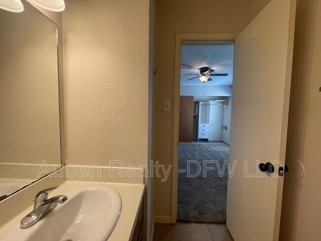 Building Photo - 5516 Lewis Ct