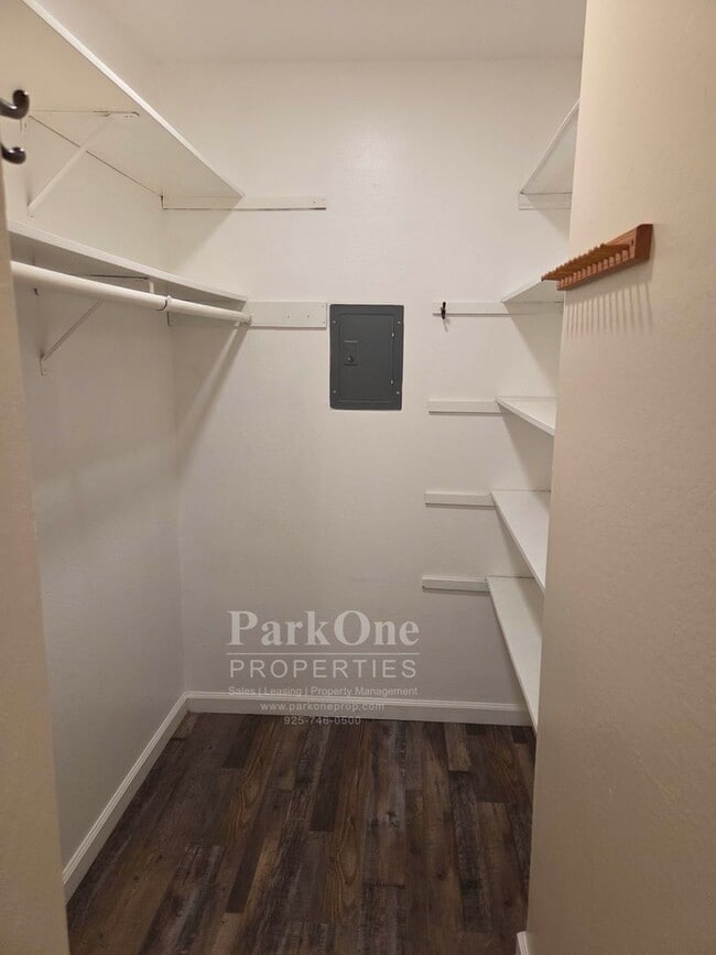 Building Photo - Super cool 2 bedroom condo with great loca...