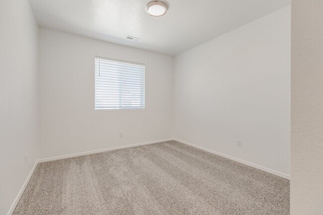 Building Photo - 3 Bedroom Townhome Available