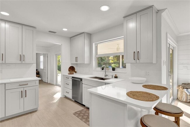 Building Photo - 1945 Anglers Cove