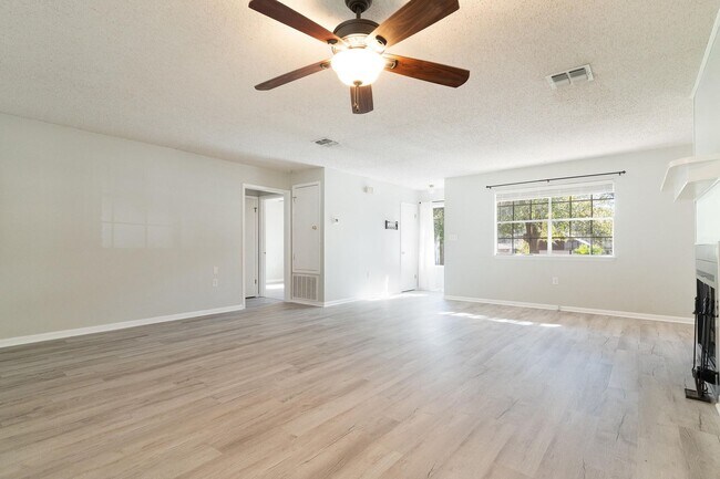 Building Photo - Great Cul-De-Sac Location in Fort Walton B...