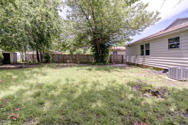 Building Photo - 1618 S Ash Pl