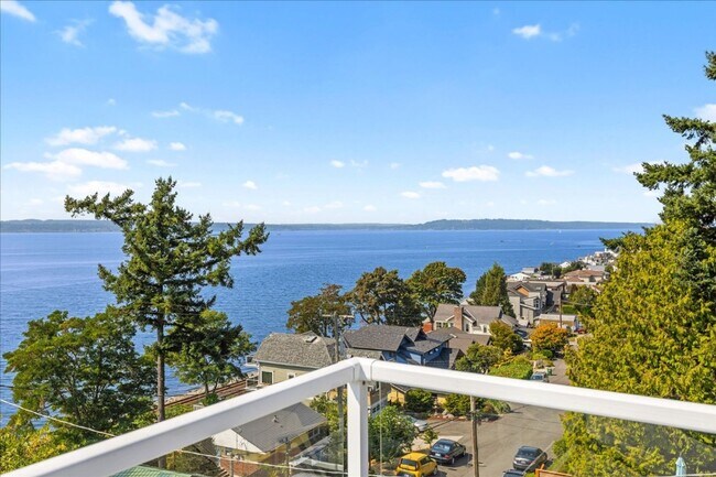 Building Photo - 5Bd/3.5Ba Shoreline House
