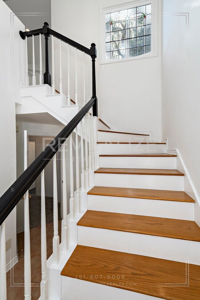 Building Photo - Charming 3-Level Home with Water Access in Daphne, AL