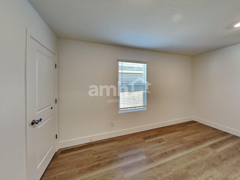 Building Photo - 5840 Vaes Dothrak St